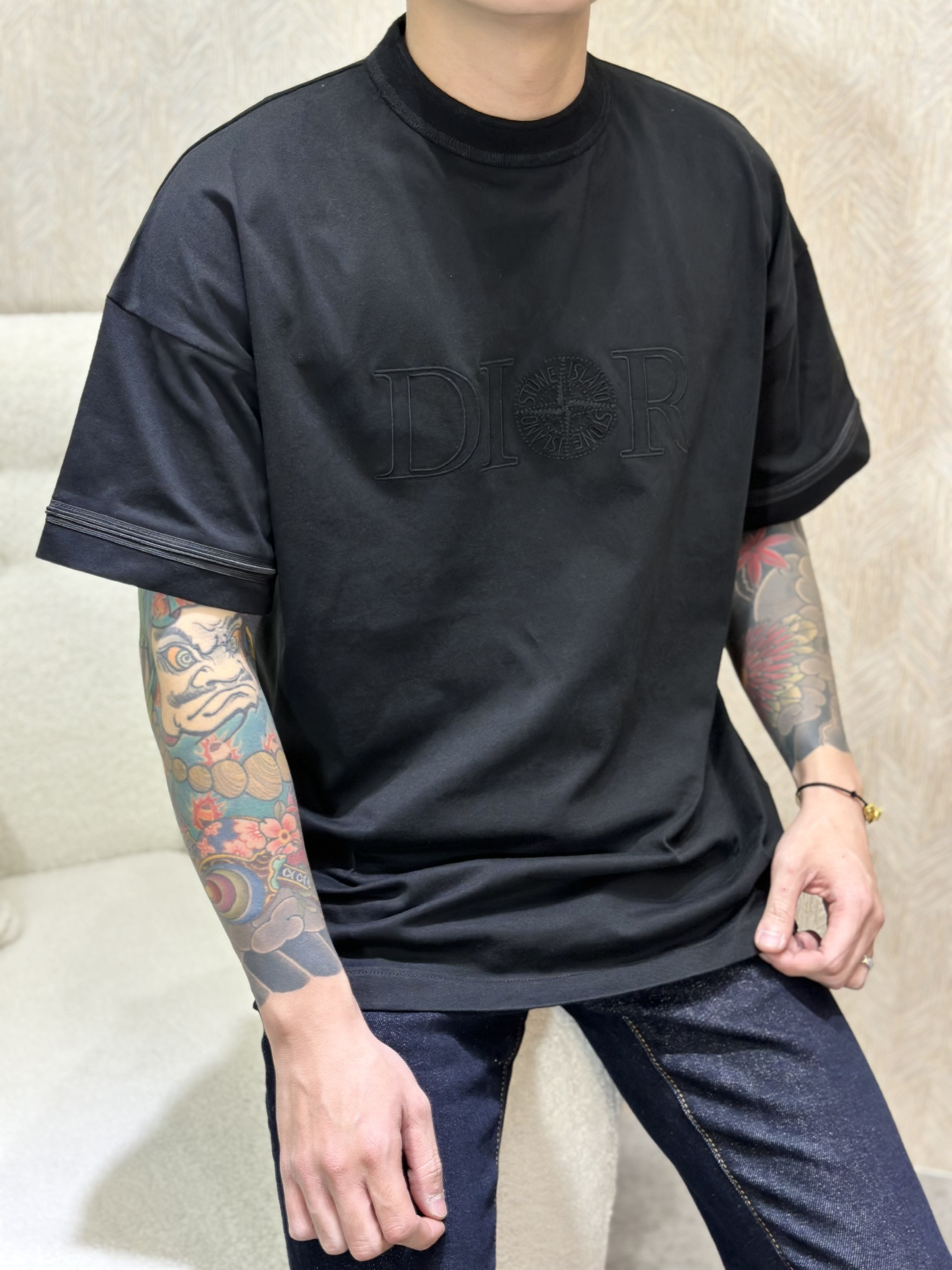 Áo phông T-shirt Dior Đen logo chữ thêu ngực Like Auth on web VTN